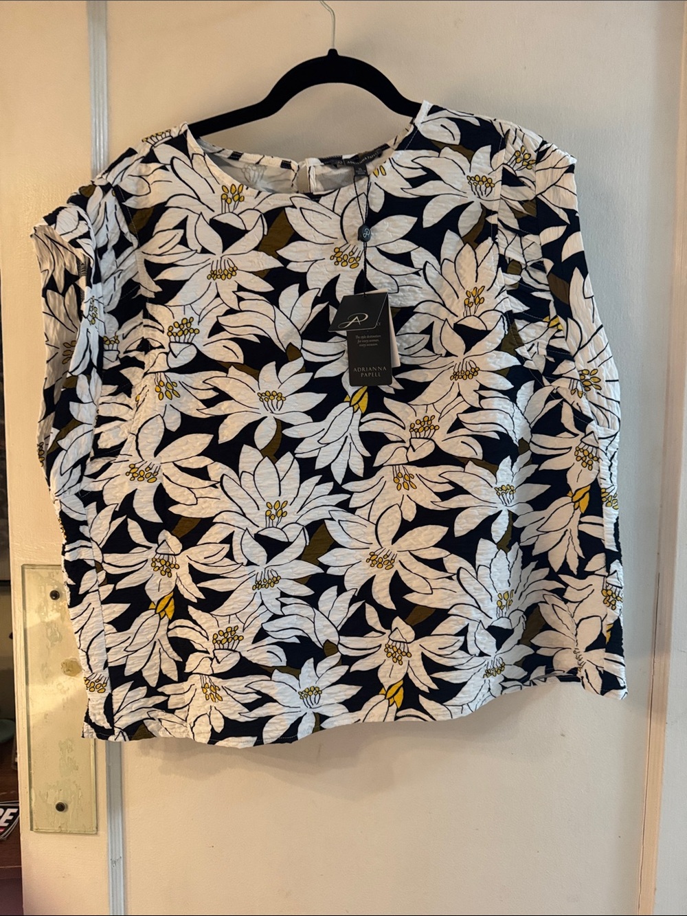 Short sleeve floral top NWT